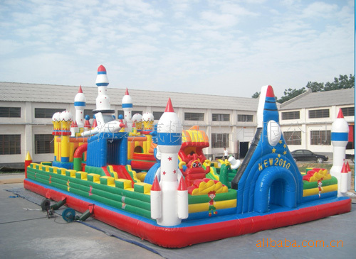 【供應(yīng):充氣城堡,充氣水上玩具,2011年最新城堡氣模產(chǎn)品,氣模廠】價(jià)格,廠家,圖片,場地道具布景,廣州麗麗玩具-